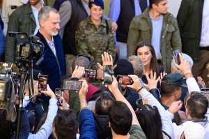 Royal comeback: Spain’s monarchs now cheered in flood zone after chaotic, mud-thrown first visit